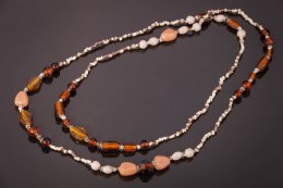 Naszyjnik sznurkowy z koralikami BRĄZ I BIEL Biżuteria indyjska