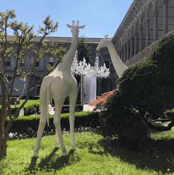 Lampa stojąca żyrafa biała / rzeźba XXL Giraffe in Love