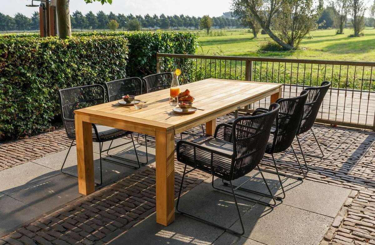 stół z drewna do ogrodu